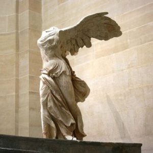 La Victoire de Samothrace au Louvre. Team building pour grands groupes - Diverteo